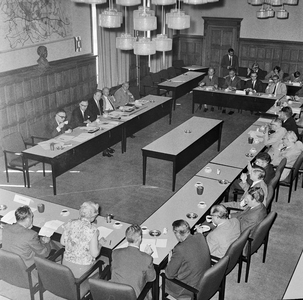 126838 Afbeelding van de openbare vergadering van Gedeputeerde Staten van Utrecht in het Provinciehuis (Achter ...